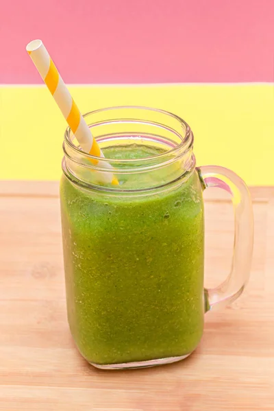 Świeży zielony koktajl jabłkowy, seler i szpinak w szklanym słoiku smoothie — Zdjęcie stockowe