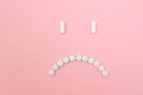 Pharma Harm. Trauriges Smiley-Gesicht aus weißen Pillen — Stockfoto