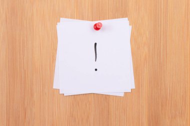 Tahta Mesaj Tahtasına iliştirilmiş Ünlem İşaretli Beyaz Yapışkan Notlar