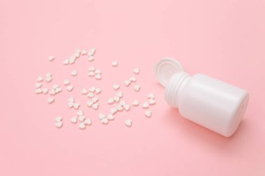 İlaç Endüstrisi ve İlaç Ürünleri - Pembe Masadaki Beyaz Haplar