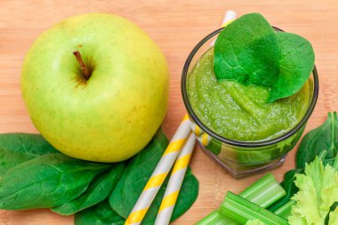 Taze yeşil elma suyu, kereviz ve cam şişede ıspanak.