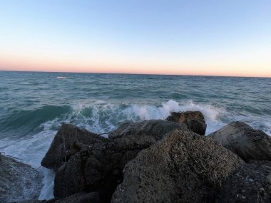 Okyanus spreyi, plaj, mavi gökyüzü.