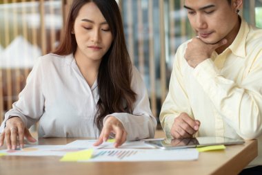Mutsuz Asyalı çiftler gereksiz harcamaları kısmak için gelir ve giderleri hesaplıyorlar. Yatırım planlama ve aile için mali planlama kavramları, ailede para sorunları