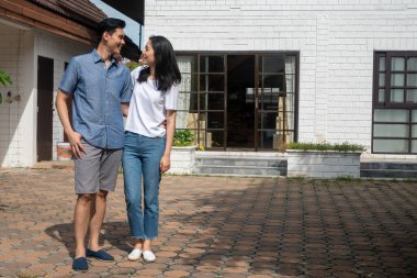 New Home On Moving In Day 'in önünde mutlu bir çift olarak yeni bir aile kuracağız. Ev sahibi ve taşınma kavramı