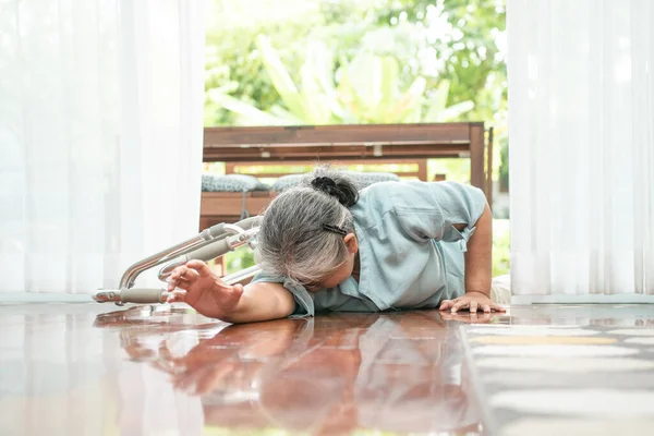 아시아 노인이 계단에서 울면서 누군가에게 도움을 요청하자 바닥에 쓰러져 있었다 — 스톡 사진