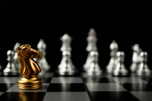 Golden chess king em pé para estar perto de outro xadrez o conceito de um  líder deve ter coragem