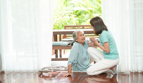 Aziatische Senior Vrouw Die Thuis Vloer Viel Nadat Voor Deur — Stockfoto