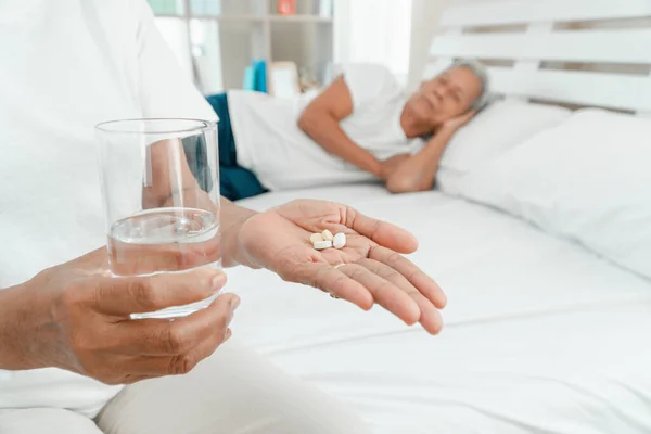 Oude Oudere Vrouw Met Medicijnen Water Bij Hand Het Bed — Stockfoto