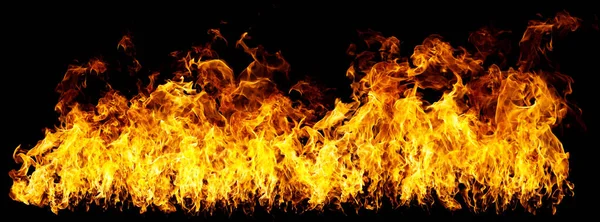 本物のファイアウォールと熱い炎が黒い背景で燃えています — ストック写真