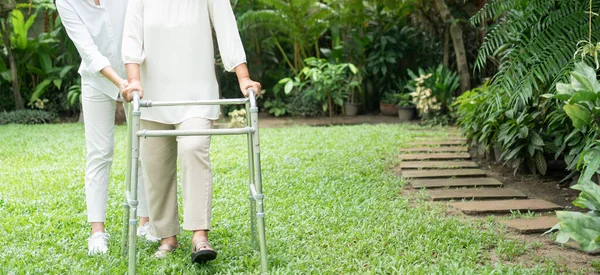Una Anciana Asiática Anciana Usa Andador Camina Por Patio Trasero — Foto de Stock
