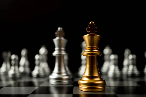 Шахи Золотого Короля Стоять Перед Іншими Шахами Концепція Лідера Повинна — стокове фото
