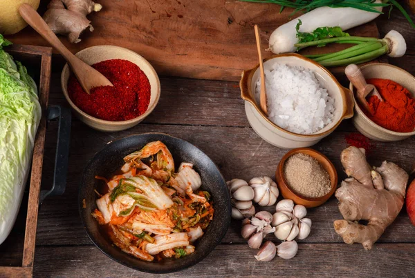 Fresh ingredients and vegetables Placed in the table For making Kimchi Which contains ingredients such as ginger, garlic, salt, onion, sugar, gochugaru (Korean chili). Kimchi is a healthy food. — Stock Image Fresh Ingredients Vegetables Placed Table Making Kimchi Which Contains Ingredients Stock Picture