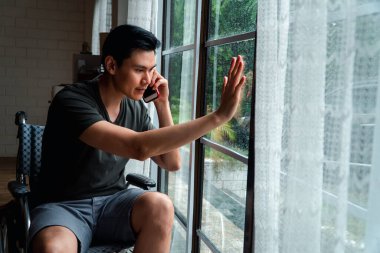 Tekerlekli sandalyede oturan engelli bir adam hayal kırıklığına uğruyor ve araba kazasından sonra iyileşmeye çalışıyor. Kazadan sonra dikkatsiz araç kullanma, sigorta ve ruhsal sağlık hizmetleri kavramı