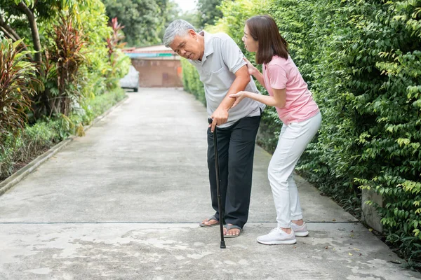 Pria Senior Asia Berjalan Halaman Belakang Dan Peradangan Menyakitkan Dan — Stok Foto