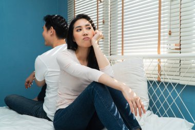 Mutsuz çiftler yatakta yan yana oturuyor ve konuşmaktan ya da bakmaktan kaçınıyorlar ilişki sorunları, yanlış anlaşılma ya da anlaşmazlık yüzünden. Aile sorunları kavramı