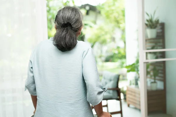 Una Anciana Triste Usa Walker Para Pararse Frente Las Ventanas —  Fotos de Stock