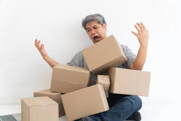 Asian Shopaholic Homem Chocado Sentado Chão Sala Estar Caixa Papelão — Fotografia de Stock