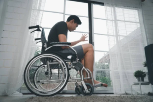 Ένας Ανάπηρος Που Κάθεται Αναπηρικό Καροτσάκι Είναι Απογοητευμένος Και Απελπισμένος — Φωτογραφία Αρχείου