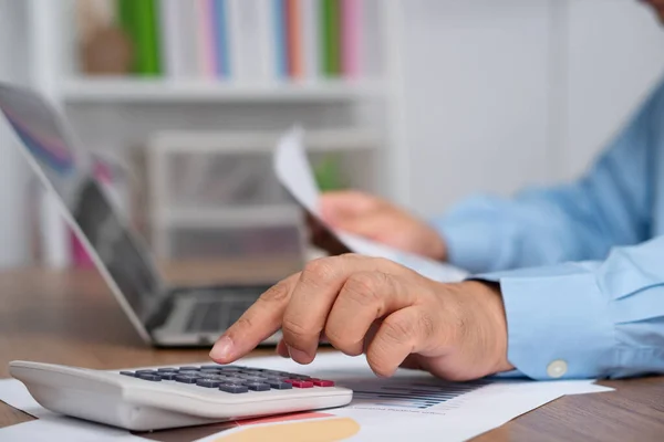 Asiatische Geschäftsleute Verwenden Einen Taschenrechner Einnahmen Und Ausgaben Für Gewinn — Stockfoto