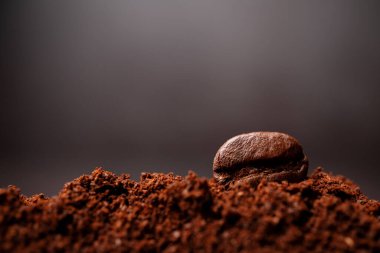 Kahve çekirdekleri yakın çekim için fotokopi alanı ile karışık kavrulmuş kahve yığınına. Kahve tazeliği kavramı