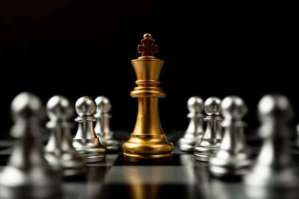 Altın Satranç Kralı, diğer satrançların yanında olmak için bir lider kavramının, iş oyunlarında kazanmak için cesaret, liderlik ve iş vizyonuna sahip olması ve meydan okuması gerekir.