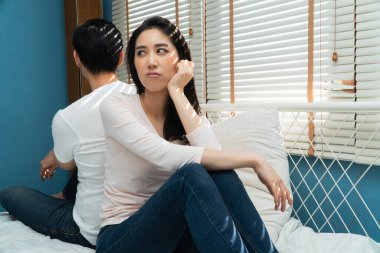 Mutsuz çiftler yatakta yan yana oturuyor ve konuşmaktan ya da bakmaktan kaçınıyorlar ilişki sorunları, yanlış anlaşılma ya da anlaşmazlık yüzünden. Aile sorunları kavramı