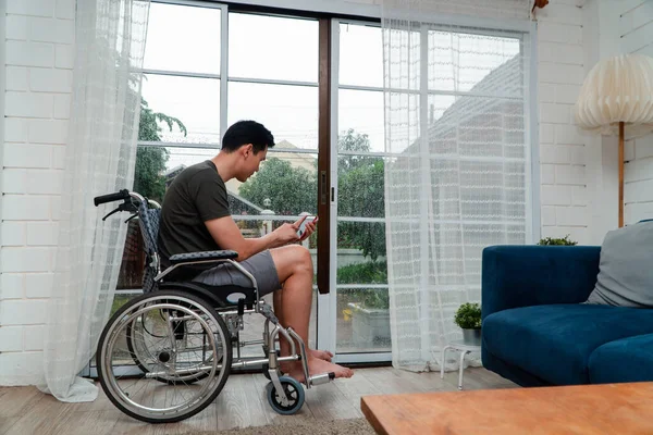 Hombre Discapacitado Sentado Una Silla Ruedas Está Decepcionado Desesperado Por — Foto de Stock