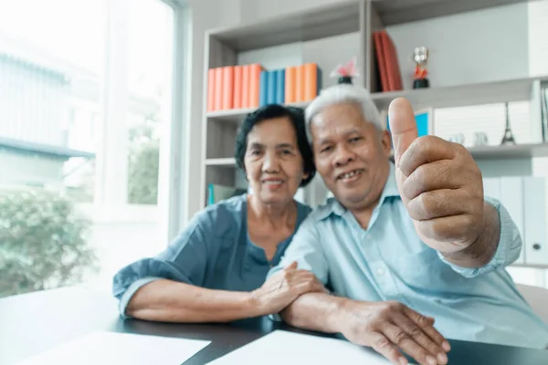 Senior Aziatische Paar Met Behulp Van Rekenmachine Papierwerk Het Bureau — Stockfoto