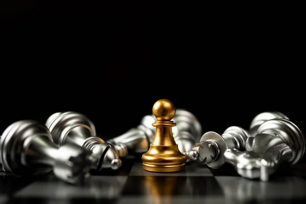 Golden chess king em pé para estar perto de outro xadrez o conceito de um  líder deve ter coragem