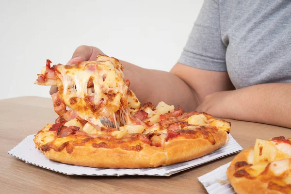 Голодная Женщина Избыточным Весом Держит Пиццу Радостью Ест Пиццу Концепция — стоковое фото