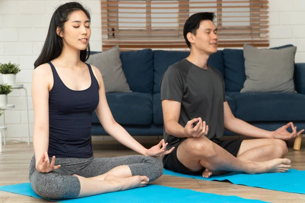 Casal Asiático Jovem Saudável Casal Atraente Praticando Exercícios Ioga Sentado — Fotografia de Stock