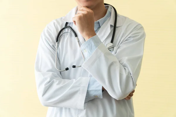 Retrato Jovem Médico Asiático Com Braços Cruzados Segurando Estetoscópio Volta — Fotografia de Stock