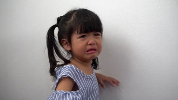 一个落伍的亚洲女孩坐在角落 在被停电折磨后哭了 — 图库视频影像