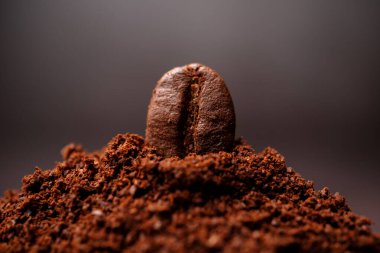 Kahve çekirdekleri yakın çekim için fotokopi alanı ile karışık kavrulmuş kahve yığınına. Kahve tazeliği kavramı