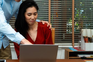 İş yerinde genç bir bayan çalışanın omzuna dokunan patron. Bir meslektaşının cinsel tacizinden rahatsız ve korkuyor. İş yerinde cinsel taciz kavramı