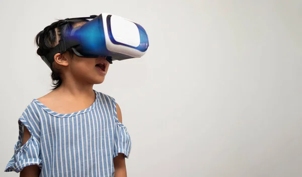 Pequeña Niña Asiática Con Auriculares Realidad Virtual Emocionante Para Nueva —  Fotos de Stock