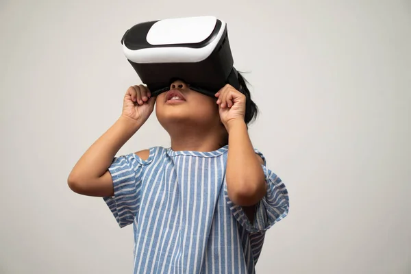 Pequeña Niña Asiática Con Auriculares Realidad Virtual Emocionante Para Nueva —  Fotos de Stock