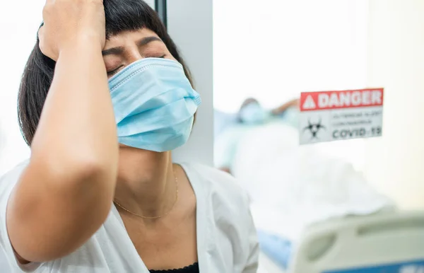 検疫室の前に立つ妻と手で頭を抱えながら検査結果を待つうちに不安 病気の治療とコロナウイルスワクチンの概念 — ストック写真