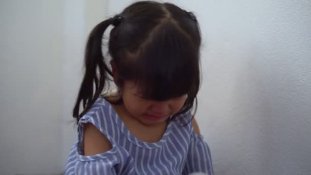 Egy Kis Ázsiai Lány Szobában Conner Sír Miután Megbüntették Áramszünet — Stock videók