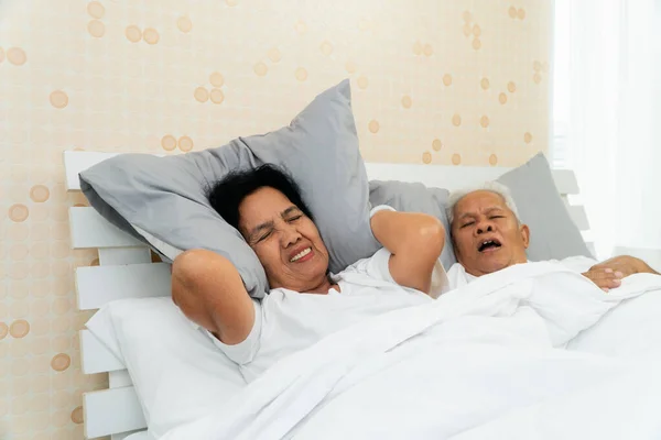 나이가 아시아 여성은 침대에 베개를 막았다 남편은 소음을 생활에 문제가 — 스톡 사진