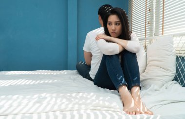 Mutsuz çiftler yatakta yan yana oturuyor ve konuşmaktan ya da bakmaktan kaçınıyorlar ilişki sorunları, yanlış anlaşılma ya da anlaşmazlık yüzünden. Aile sorunları kavramı