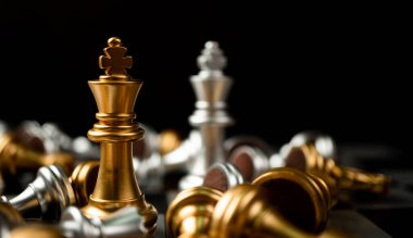 Altın ve Gümüş Kral satranç, başarılı iş liderliği, yüzleşmek ve kaybetmek kavramının satranç tahtasındaki son konseptidir.