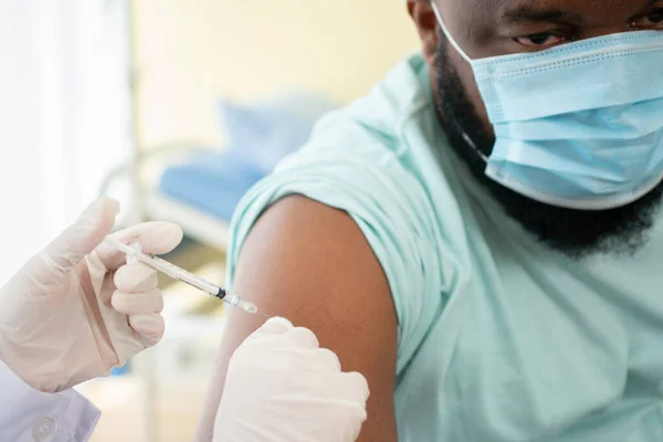 Afro Amerikaanse Draag Een Medisch Masker Wordt Ijverig Gevaccineerd Voor — Stockfoto