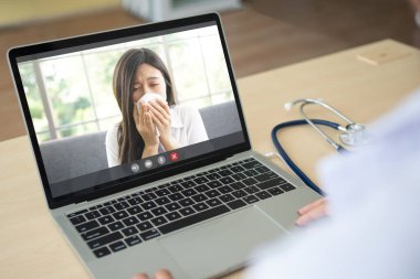 Soğuk algınlığı ve hapşırma geçiren bir hastayla doktor video konferansı ve teşhis için semptomları sor. Teknoloji ve sağlık kavramı, doktorla online tele-sağlık..