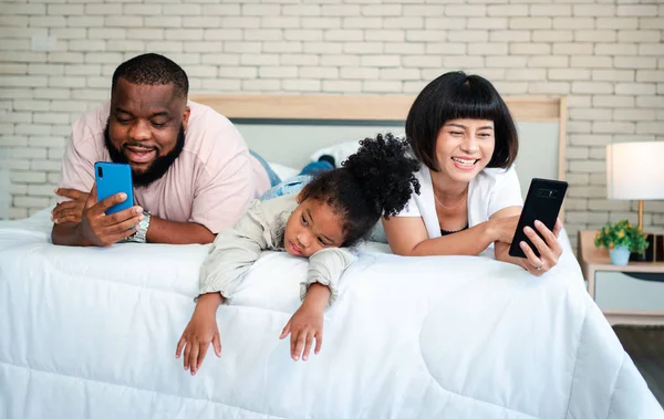 Afrika kökenli Amerikalı kızlar, anne ve babalarının ortasında oturarak tatmin olmuyor ve üzülmüyorlar. Ebeveynler akıllı telefonu ve terk edilmiş çocukları kullanıyor. Çocukların ebeveynlerinin ilgisine ihtiyacı var.