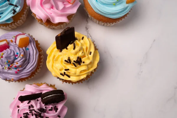 Deliciosos Cupcakes Caseros Con Crema Colorida Cobertura Con Dulces Galletas — Foto de Stock