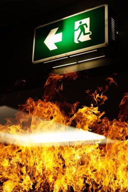 Deponun tavanında yeşil yangın merdiveni tabelası asılıydı. Yangın kaçış eğitimi ve tahliye hazırlığı kavramı