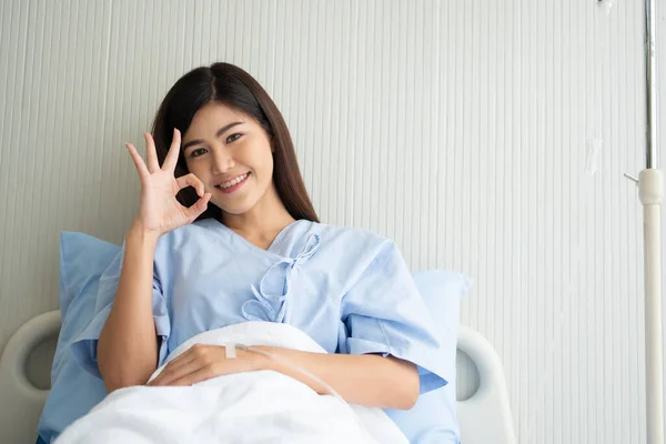 Glad Asiatisk Kvinnlig Patient Ler Ligger Sängen Och Visar Symbol — Stockfoto