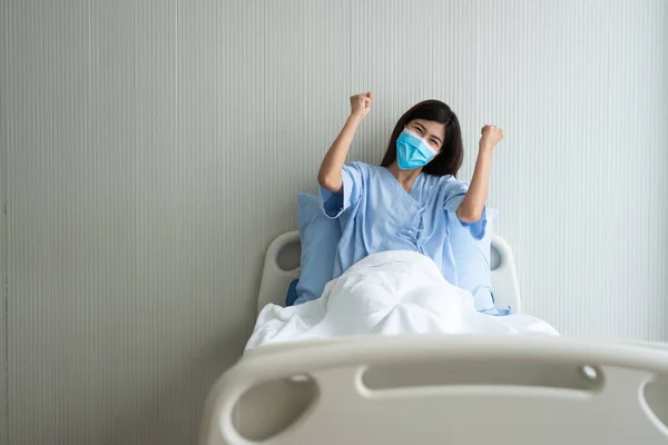 Paciente Asiática Feliz Usando Uma Máscara Deita Cama Levantei Braços — Fotografia de Stock