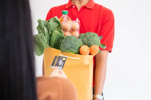 Azjatycki Dostawca Supermarketu Masce Twarz Trzymający Torbę Świeżego Jedzenia Warzyw — Zdjęcie stockowe
